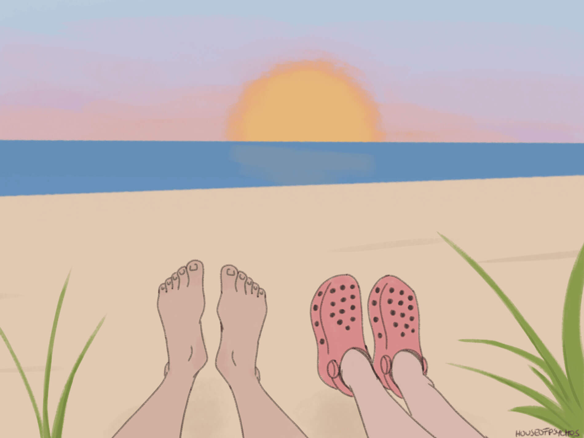 Zwei Paar Füße liegen nebeneinander im Sand. Links sind nackte Füße und rechts Füße in rosa Clogs. Im Hintergrund sind ein blauer Ozean und ein Sonnenuntergang am Horizont zu sehen. Links und rechts sind grüne Gräser.